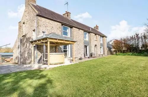 6 bedroom 6 Bed Cottage In Pembroke Dock in Pembrokeshire