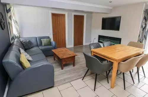 3 bedroom Dylan's Court beach and hot tub in Saundersfoot