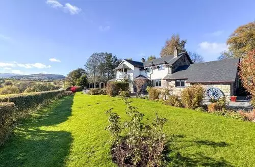 6 bedroom 6 Bed Cottage In Bala in Snowdonia