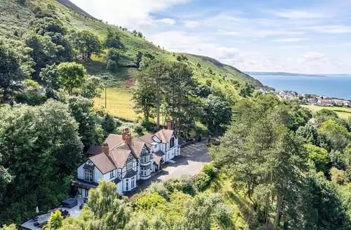 9 bedroom Tudor Hall With Hot Tub in Snowdonia